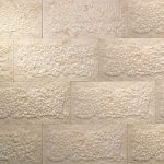 Ion Wall φυσική μαρμάρινη επένδυση τοίχου 40x80cm με ανάγλυφη επιφάνεια σε μπεζ και κίτρινες αποχρώσεις.