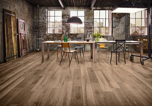 Laminate δάπεδο με φυσική όψη ξύλου σε loft