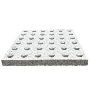 Πλάκες αλλαγής κατεύθυνσης τυφλών 40×40cm από γκρι γρανίτη με ανάγλυφες φολίδες για όδευση ΑμεΑ.