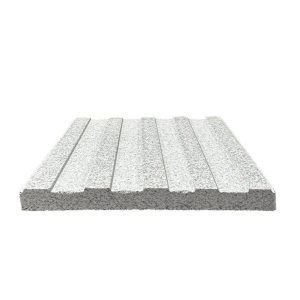Πλάκες κατεύθυνσης τυφλών 40×40cm από γκρι γρανίτη με τέσσερις αυλακώσεις για όδευση ΑμεΑ.