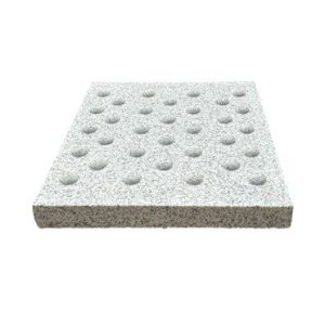 Πλάκες κινδύνου τυφλών 30×40cm από γκρι γρανίτη με ανάγλυφες φολίδες για όδευση ΑμεΑ και επισήμανση κινδύνου.