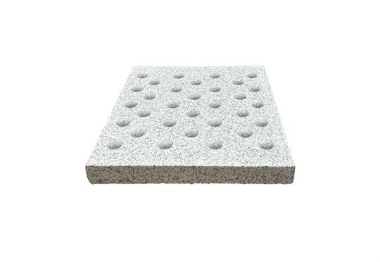 Πλάκες κινδύνου τυφλών 30×40cm από γκρι γρανίτη με ανάγλυφες φολίδες για όδευση ΑμεΑ και επισήμανση κινδύνου.