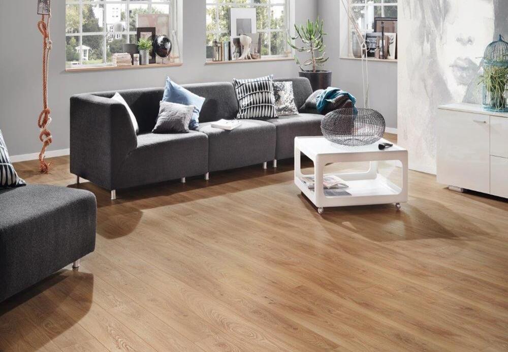 Δάπεδο laminate σε μοντέρνο καθιστικό με φυσική όψη ξύλου